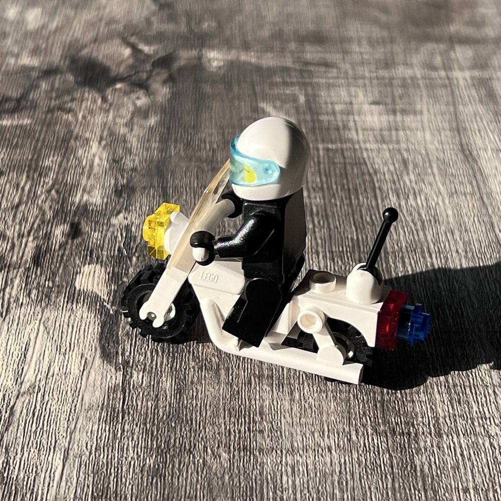 LEGO City Police Motorcycle Bike Minifigure Officer Vintage 2005